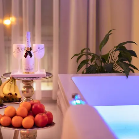 Old Town Spa Suite Private Jacuzzi & Sauna For Couples Apartmán *