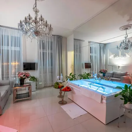 Old Town Spa Suite Private Jacuzzi & Sauna For Couples Apartmán