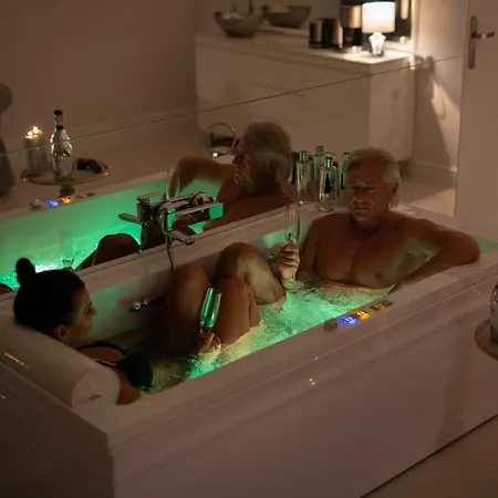 Apartmán Old Town Spa Suite Private Jacuzzi & Sauna For Couples